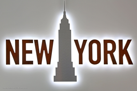 NEW YORK - Rostige Leuchtbuchstaben