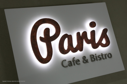 Paris - Rostige Leuchtbuchstaben