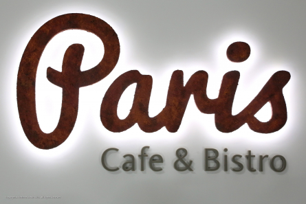 Paris - Rostige Leuchtbuchstaben