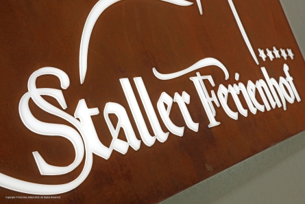 Staller Ferienhof - Rostige Leuchtreklame in Cortenstahl-Optik