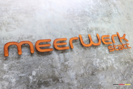 MeerWerkstatt - Rostiges Logo mit Buchstaben aus Cortenstahl