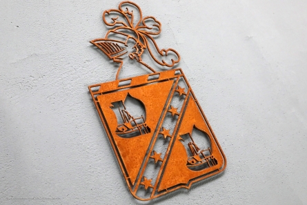 Cortenstahl Wappen mit Edelrost-Patina.