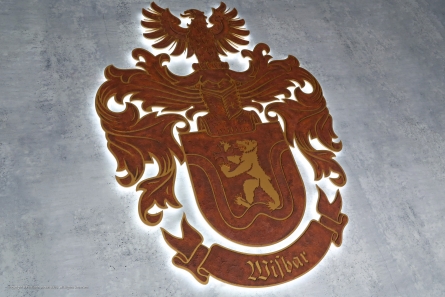 Beleuchtetes Wappen aus PVC mit echter Rostpatina als Rückleuchter.