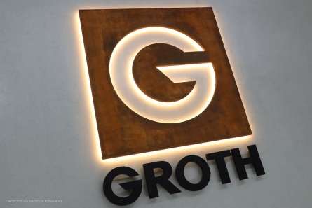 LED-Rostlogo aus PVC in Cortenstahl-Optik.