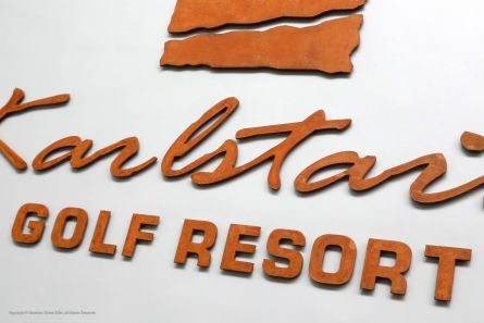 Karlstain GOLF RESORT - Rostiges Logo aus Cortenstahl