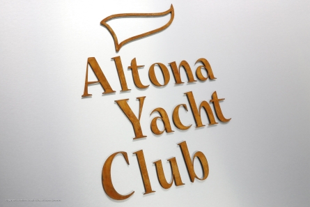 Rostige Buchstaben für einen Yacht-Hafen.