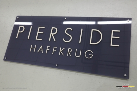 PIERSIDE HAFFKRUG - Hochglanz-Acrylschild mit sandigen 3D-Buchstaben