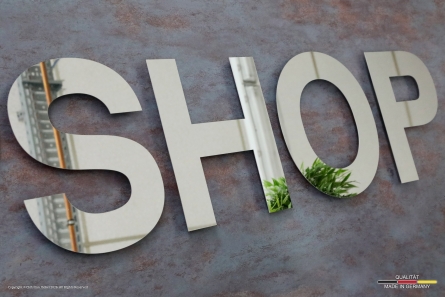 TOPSHOP - Spiegelnde Buchstaben aus poliertem Edelstahl