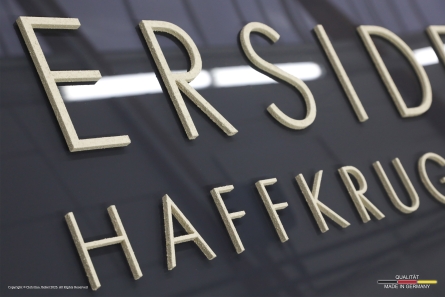 PIERSIDE HAFFKRUG - Hochglanz-Acrylschild mit sandigen 3D-Buchstaben