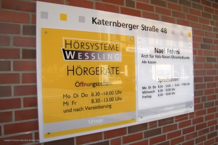 Hinterdruckte Acrylglasschilder auf einem Trägerschild aus Dibond.