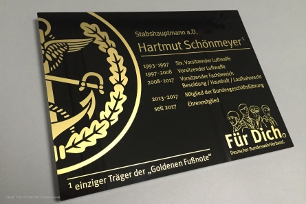 Foliertes Schild aus schwarzem Acrylglas.