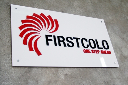 Firmenschild aus weissen Acrylglas mit 3D Logo.