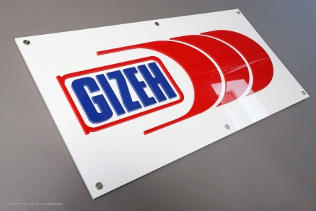 Firmenschild mit 3D-Buchstaben aus durchgefärbtem Acrylglas.