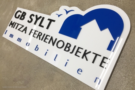 Firmenschild aus durchgefärbten Acrylglas.