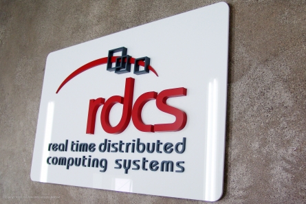 Firmenschild mit 3D Logo und Buchstaben aus lackiertem Acrylglas.
