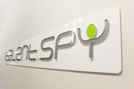 talent.spy - Hochwertiges Logo aus Plexiglas