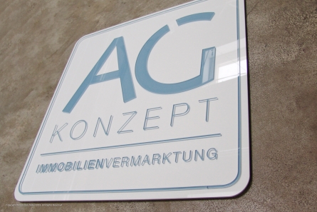 Firmenschild aus Acrylglas mit 3D Buchstaben.