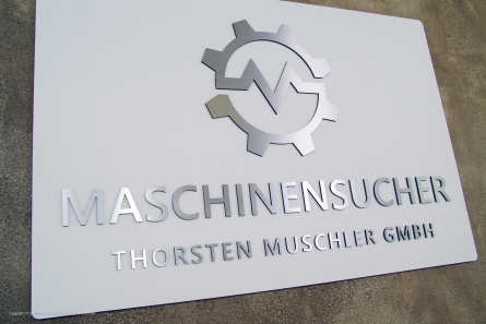 Firmenschild aus Acrylglas und Butlerfinish-Buchstaben.