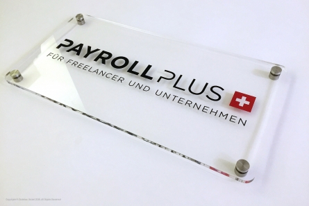 Klares Firmenschild aus Plexiglas und Foliebeschriftung.