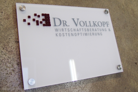 Büroschild mit durchgestecktem Logo aus Acrylox.