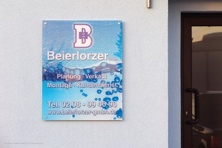 Schild aus rückseitig bedrucktem Acrylglas.