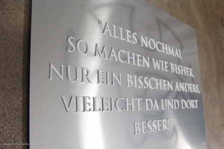 Schild aus Butlerfinish mit UV-Direktdruck und 3D Buchstaben.