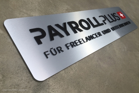 Butlerfinish-Schild mit aufgesetzten Acrylbuchstaben