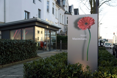 Werbepylon - Hotel Maximilians - Aussenwerbung - Direkt vom Hersteller