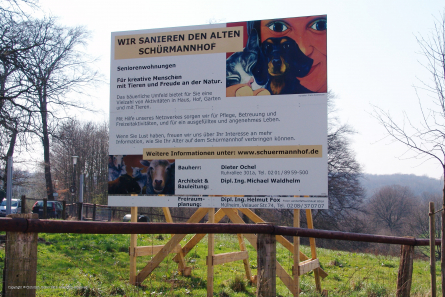 Günstiges Bauschild aus Dibond und Holz.