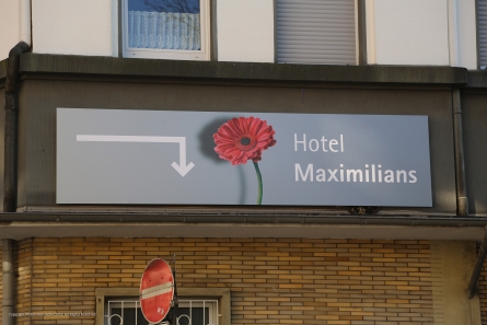 Hotel Maximilians - Fassadenschild