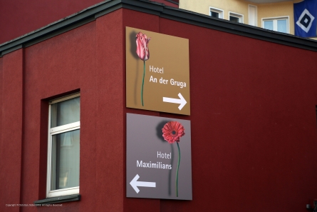 Werbepylon - Hotel Maximilians - Aussenwerbung - Direkt vom Hersteller