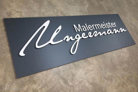 Firmenschild mit aufgesetzten 3D Buchstaben aus Acrylglas