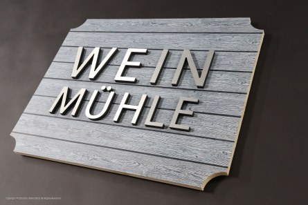 Bedrucktes Holzschild mit Buchstaben in Edelstahloptik