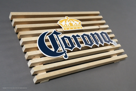 Holzlatten als Werbeschild mit 3D-Buchstaben aus UV-bedrucktem Acrylglas.