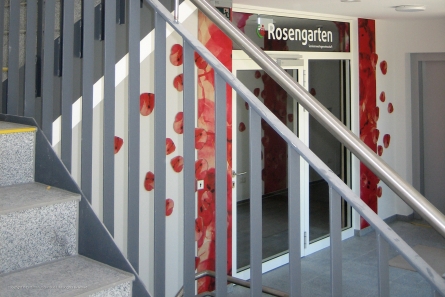 Blumendekor als Etagenschilder aus Holz