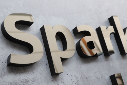 Sparkasse Bodensee - Spiegelbuchstaben aus Edelstahl und Acrylglas