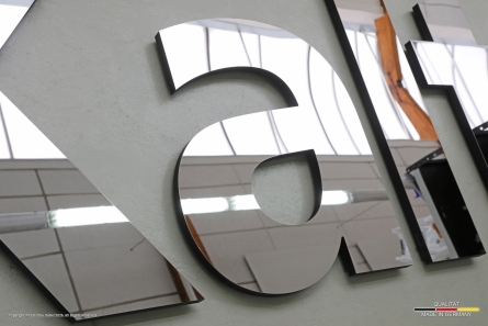 Kalt - 3D-Buchstaben aus poliertem Edelstahl