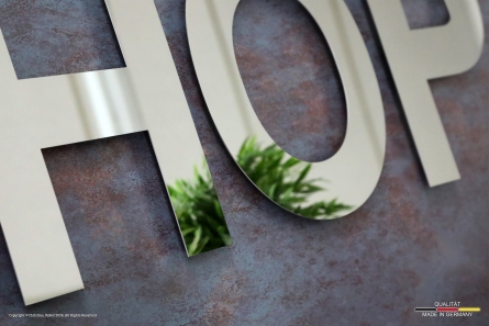 TOPSHOP - Spiegelnde Buchstaben aus poliertem Edelstahl