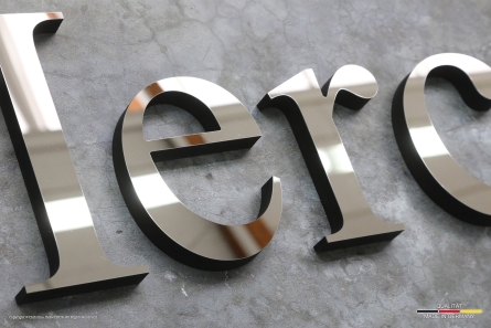 Mercedes Benz - Hochwertige 3D-Buchstaben aus poliertem Edelstahl