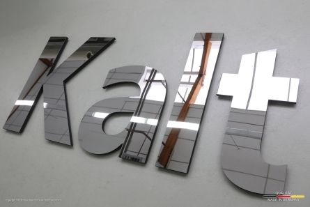 Kalt - 3D-Buchstaben aus poliertem Edelstahl