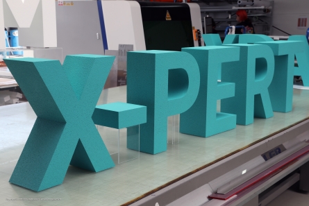 3D-Buchstaben aus lackiertem Styropor.