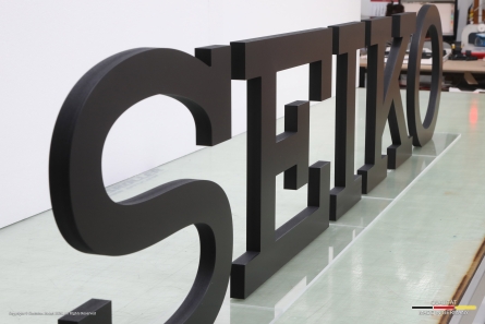 SEIKO - Stehende Buchstaben aus lackiertem PVC