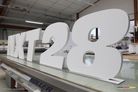 NXT28 - Robuste stehende Buchstaben aus massivem PVC