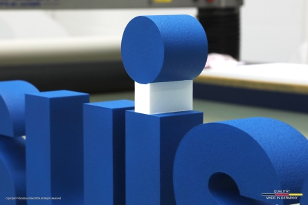 aeesuisse - Stehendes Hashtag und 3D-Buchstaben aus Styrodur