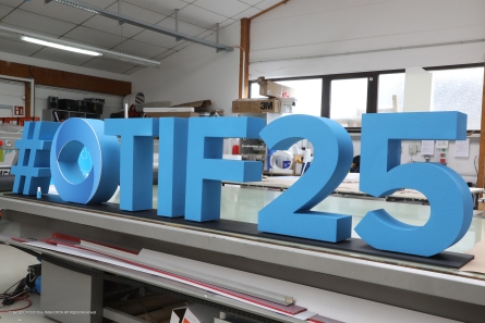 #OTIF25 - Stehendes Hashtag und stehende Buchstaben mit Sockelplatten