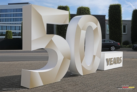 50 YEARS - Stehende Zahlen für Jubiläum