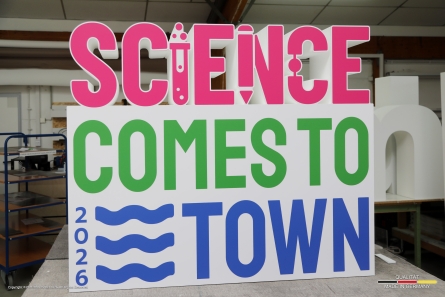 SCIENCE COMES TO TOWN - Stehender Buchstabenblock aus EPS