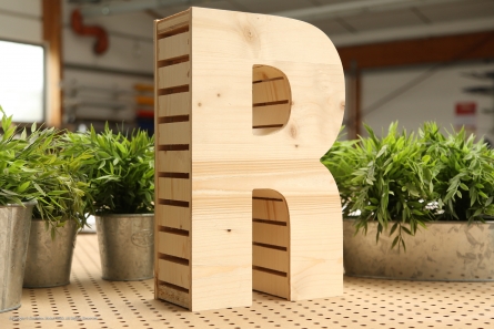 Stehende Holzbuchstaben aus 3-Schicht-Fichte.