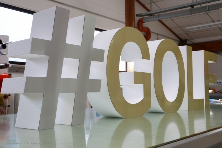 Hashtag GOLF - Stehende Buchstaben in gold und silber