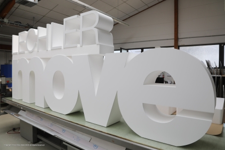LECHLER move - Riesiger Aufsteller mit stehenden 3D-Buchstaben